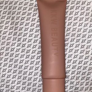 SOLD 🛍 KKW Body Foundatiobln